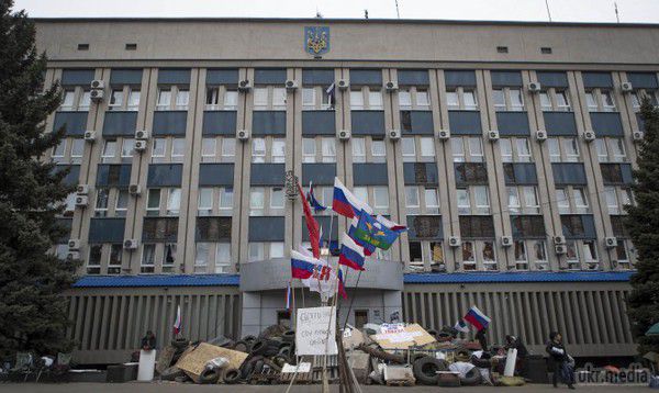 СБУ у Луганській області зайняли бойовики-кадирівці. Бойовики-кадирівці витіснили луганських «ополченців» з будівлі СБУ.