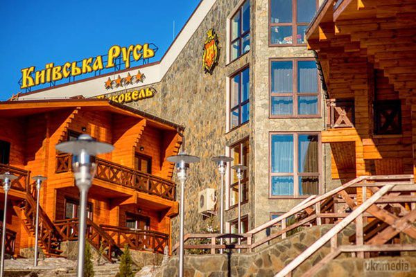 ЗМІ: В Карпатах згорів готель Олександра Януковича. У селі Поляниця Яремчанської міськради, біля туркомплексу "Буковель", в ніч на неділю згорів дерев'яний готель "Київська Русь"