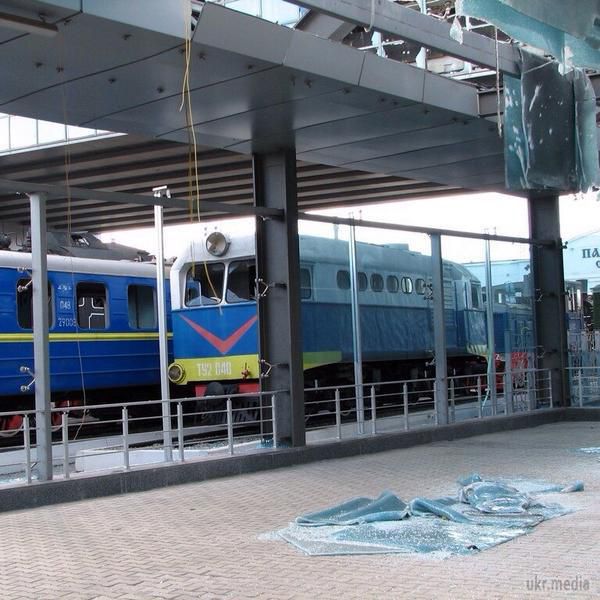 Терористи ДНР обстріляли залізничний вокзал Донецька (фото). Перемир'я триває. Правда чомусь в Донецьку рвуться снаряди, гинуть люди, руйнується інфраструктура. Бойовики ДНР піддали масовоному обстрілу залізничний вокзал. 