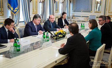 Порошенко і Нуланд обговорили збільшення фінансової допомоги Україні. Також сторони обговорили питання розширення військово-технічного співробітництва між Україною і США 