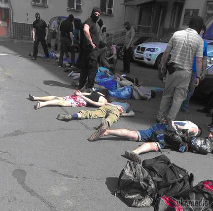 В Одесі пройшов суд над диверсантами, затриманими СБУ в травні. Приморський районний суд міста одеси виніс обвинувальні вироки щодо двох диверсантів, завербованих російськими спецслужбами. Вони входили в диверсійну групу з 9 осіб, керівником якої був майор ВДВ у відставці Д. 