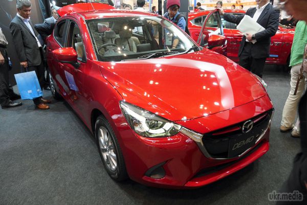 Mazda розробила нові адаптивні світлодіодні фари. Японська компанія Mazda представила на Токійській виставці електроніки Ceatec свою версію повністю світлодіодних адаптивних фар головного світла. Представники марки пообіцяли, що «Мазда» стане першим у світі виробником, який виведе моделі з адаптивною світлотехнікою на масовий ринок.