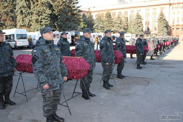 На братській могилі в Дніпропетровську встановлять пам'ятник воїнам АТО. Вириті могили простягаються мало не до горизонту - їх близько трьох сотень