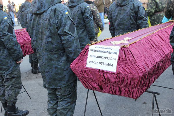 На братській могилі в Дніпропетровську встановлять пам'ятник воїнам АТО. Вириті могили простягаються мало не до горизонту - їх близько трьох сотень