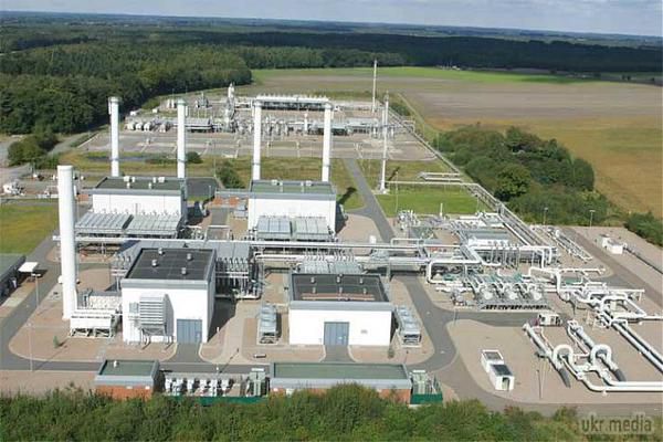 Найбільша газосховище Західної Європи стане власністю "Газпрому" - DW. В рамках угоди між "Газпромом" і концерном BASF росіяни отримають у власність три європейських ПСГ, а німецька сторона візьме участь в розробці крупного родовища газу в Сибіру.