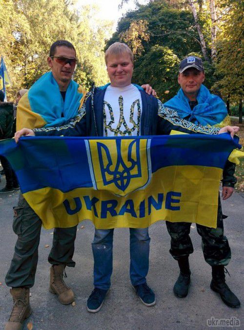 «Кіборги» з донецького аеропорту побували сьогодні у Харкові (фото). Ті самі вояки Української армії, які захищають аеропорт в Донецьку відвідали сьогодні Харків з дружнім візитом. 