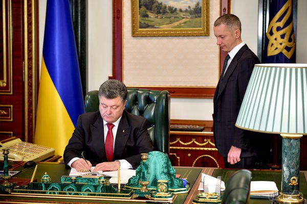 Президент підписав закон про люстрацію. Петро Порошенко нарешті підписав закон про люстрацію. Верховна Рада прийняла закон "Про очищення влади", ще 16-го вересня, правда з третьої спроби.