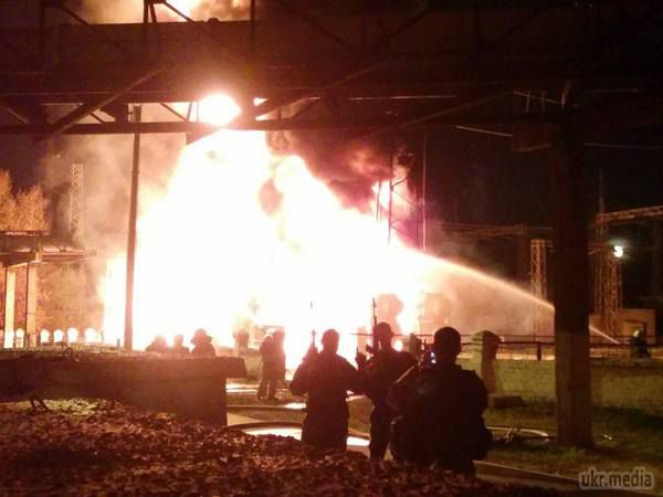 Пожежа на Луганській ТЕС (фоторепортаж). В результаті обстрілу 9 жовтня м.Щастя, в районі на Луганській ТЕС постраждало 6 працівників станції і один військовий. Про це на своїй сторінці в соцмережах написав прес-секретар антикризового штабу ДТЕК Антон Ковалишин.