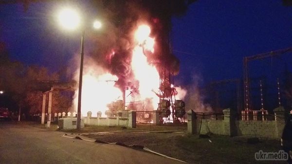 Пожежа на Луганській ТЕС (фоторепортаж). В результаті обстрілу 9 жовтня м.Щастя, в районі на Луганській ТЕС постраждало 6 працівників станції і один військовий. Про це на своїй сторінці в соцмережах написав прес-секретар антикризового штабу ДТЕК Антон Ковалишин.