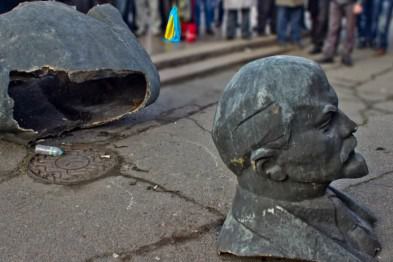 Фотофакт: в Харкові впав ще один Ленін. У Харківській області, у Богодухівському районі був повалений черговий пам'ятник Леніну. Монумент розвалився на кілька частин. Подробиці з'ясовуються.