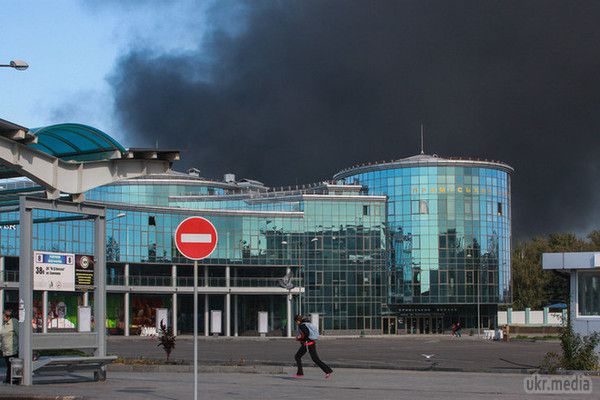 Українських вояків у донецькому аеропорту атакують з російських "Тюльпанів" Маломуж. Колишній керівник зовнішньої розвідки України, генерал Микола Маломуж заявив, що українських військових, які утримують донецький аеропорт, обстрілюють з російської системи "Тюльпан".