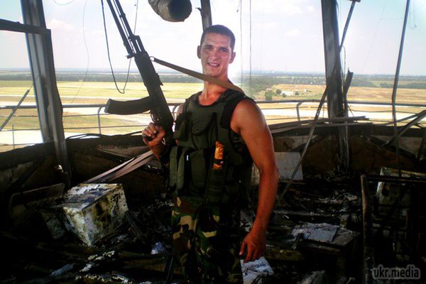 Захисник донецького аеропорту: "вранці приїжджає бульдозер, риє яму і згрібає туди трупи". У мирному житті 26-річний харків'янин Олександр Сергєєв працював на ракетно-космічному підприємстві. 