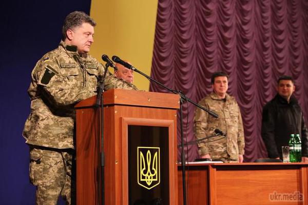 Порошенко: з Росією нібито домовилися, але наступний тиждень буде визначальним. Президент України Петро Порошенко на поданні голови Луганської ОДА Геннадія Москаля представникам товариств Луганщини виступив з кількома доленосними для регіону ініціативами.