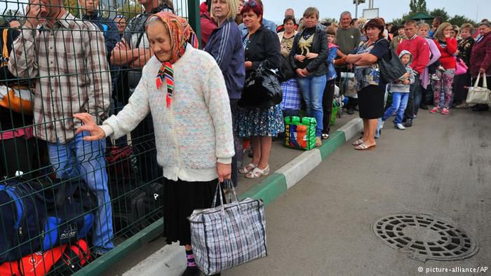ООН: Через війну майже 830 тисяч українців стали біженцями. Понад 402 тисячі людей стали внутрішніми переселенцями унаслідок війни на Донбасі. Більше 427 тисяч утекли до сусідніх країн, вказано в новому звіті ООН. Ситуація тільки погіршується попри перемир'я.