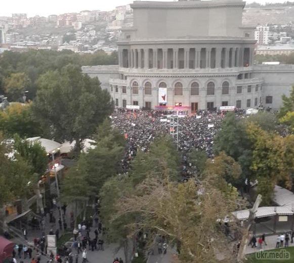 У Вірменії народ піднявся проти вступу до ЄАЕС. Вчора в центрі Єревану зібралося до 20 тис. осіб на мітинг проти вступу республіки в Євразійський економічний союз (ЄАЕС).