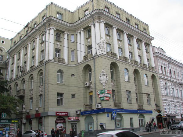 Історія вулиці Сумської у Харкові. Незважаючи на сучасні вивіски магазинів і жвавий рух авто, головна вулиця Харкова, Сумська, просякнута загадковими історіями.