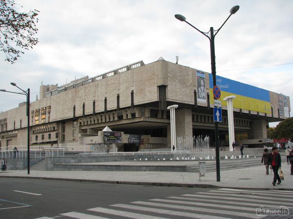 Історія вулиці Сумської у Харкові. Незважаючи на сучасні вивіски магазинів і жвавий рух авто, головна вулиця Харкова, Сумська, просякнута загадковими історіями.