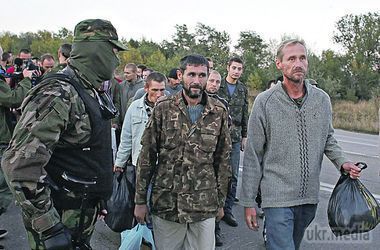 У Міноборони пояснили, чому зірвався обмін заручниками в форматі "всі на всіх". Представники так званої "ДНР" в списки заручників включили не тільки осіб, взятих у полон в зоні АТО, а й чимало злочинців, які були затримані за різні злодіяння на території Харкова, Запоріжжя та Києва.
