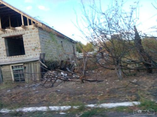 Станиця Луганська: фото зруйнованих вулиць. Як повідомлялося раніше, Станиця Луганська починає оживати. По селищу почали підключати електрику, пенсіонерам почали видавати перші пенсії. 