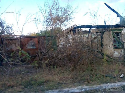 Станиця Луганська: фото зруйнованих вулиць. Як повідомлялося раніше, Станиця Луганська починає оживати. По селищу почали підключати електрику, пенсіонерам почали видавати перші пенсії. 