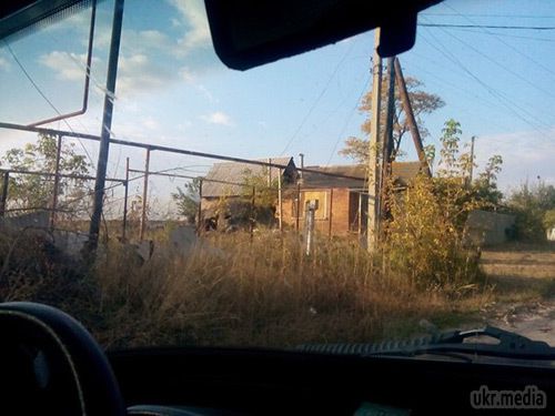 Станиця Луганська: фото зруйнованих вулиць. Як повідомлялося раніше, Станиця Луганська починає оживати. По селищу почали підключати електрику, пенсіонерам почали видавати перші пенсії. 