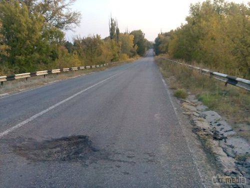 Станиця Луганська: фото зруйнованих вулиць. Як повідомлялося раніше, Станиця Луганська починає оживати. По селищу почали підключати електрику, пенсіонерам почали видавати перші пенсії. 