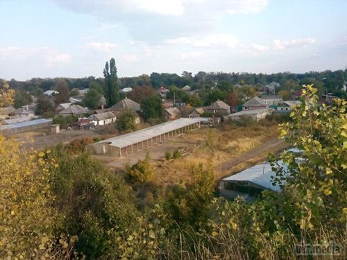 Станиця Луганська: фото зруйнованих вулиць. Як повідомлялося раніше, Станиця Луганська починає оживати. По селищу почали підключати електрику, пенсіонерам почали видавати перші пенсії. 