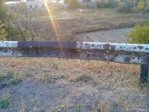 Станиця Луганська: фото зруйнованих вулиць. Як повідомлялося раніше, Станиця Луганська починає оживати. По селищу почали підключати електрику, пенсіонерам почали видавати перші пенсії. 
