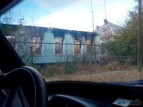Станиця Луганська: фото зруйнованих вулиць. Як повідомлялося раніше, Станиця Луганська починає оживати. По селищу почали підключати електрику, пенсіонерам почали видавати перші пенсії. 