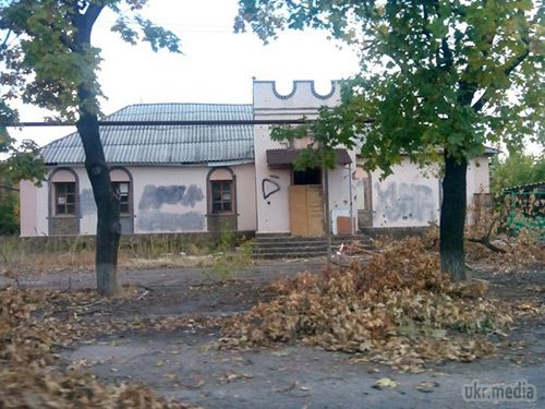 Станиця Луганська: фото зруйнованих вулиць. Як повідомлялося раніше, Станиця Луганська починає оживати. По селищу почали підключати електрику, пенсіонерам почали видавати перші пенсії. 