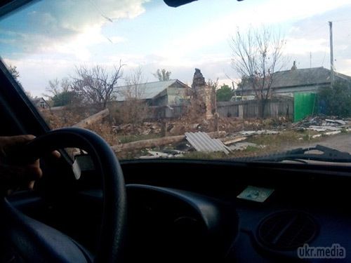 Станиця Луганська: фото зруйнованих вулиць. Як повідомлялося раніше, Станиця Луганська починає оживати. По селищу почали підключати електрику, пенсіонерам почали видавати перші пенсії. 