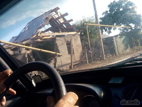 Станиця Луганська: фото зруйнованих вулиць. Як повідомлялося раніше, Станиця Луганська починає оживати. По селищу почали підключати електрику, пенсіонерам почали видавати перші пенсії. 