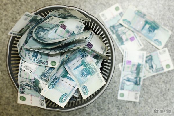 Від рублів потрібно позбавлятися - російський експерт. Складно сказати, в яку валюту краще вкладати гроші в євро або долари. Однак від рублів однозначно потрібно позбавлятися. 