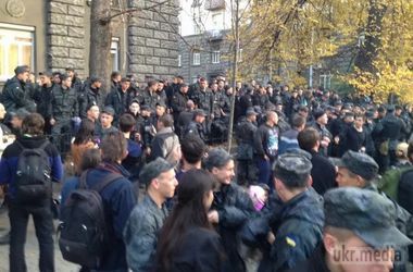 На Банковій у Києві залишаються строковики Нацгвардії, які кричать "Дембель!". Командування Національної гвардії України запропонувало учасникам акції протесту бійців Нацгвардії біля будівлі адміністрації президента в центрі Києва повернутися у військову частину для проведення подальших переговорів.
