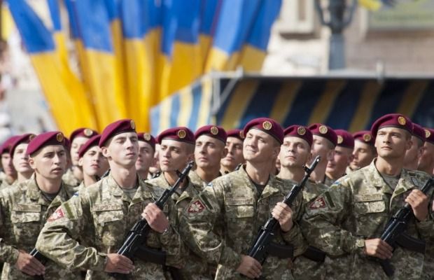 Гелетей приймав парад в Києві, знаючи про наступ військ РФ на Іловайськ - ЗМІ. Військове керівництво України 24 серпня приймало парад Незалежності в Києві, хоча ще напередодні із зони АТО почали надходити доповіді про російське вторгнення. 