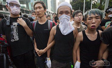 У Гонконзі демонстрантів атакували невідомі в масках. Демонстранти звинуватили в нападі китайську мафію. Сьогодні вранці поліція почала розбирати барикади