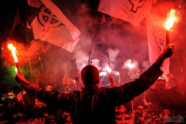 Заворушення на Покрову: в Харкові смолоскипна хода, в Київ на 6 мітингів вийде 30 тисяч. Учасники смолоскипної ходи у Харкові збираються ввечері на площі Конституції.
