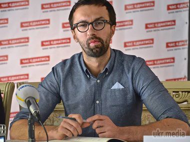 Журналіст Лещенко: Парламентські фракції доплачують депутатам за $5-10 тис. на місяць. Політик, якому доплачують, повністю позбавлений волі йти наперекір лінії, яку нав'язує керівництво, заявив журналіст і кандидат в народні депутати України Сергій Лещенко.