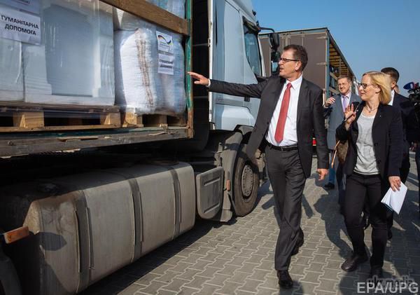 До Харкова прибули перші 10 машин гуманітарного вантажу з Німеччини. У Харків сьогодні прибули перші 10 машин гуманітарного вантажу з Німеччини, який був наданий Україні згідно з домовленостями між канцлером ФРН Ангелою Меркель і президентом Петром Порошенком.