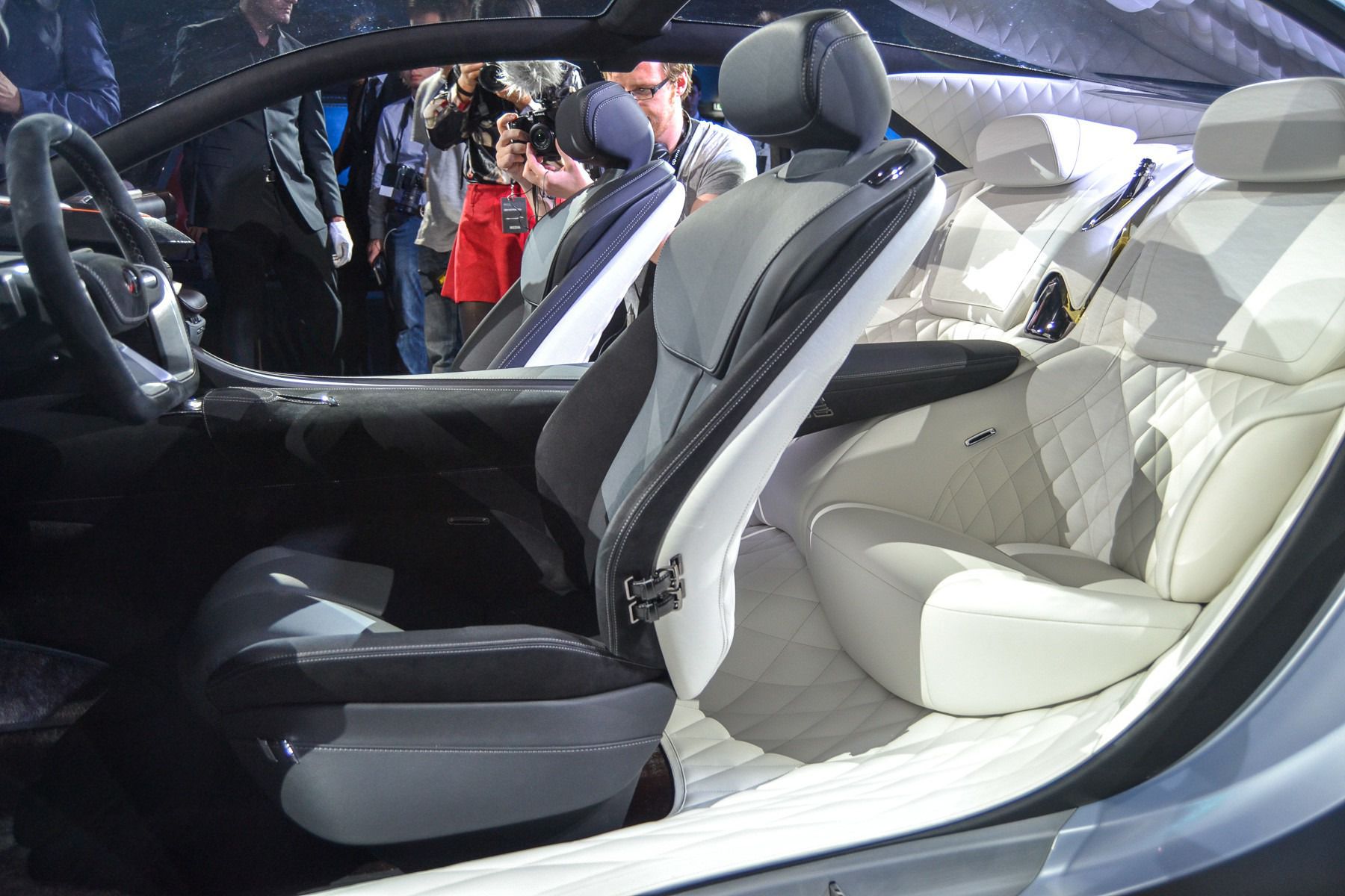 Infiniti офіційно представила в Парижі концепт Q80. На Паризькому автосалоні компанія Infiniti продемонструвала майбутнього «вбивцю» преміальних Mercedes-Benz і BMW. На думку японського виробника серійна версія автомобіля, створена на базі представленого концепту Q80 Inspiration затьмарить собою німецькі бренди, укорінені в цьому сегменті авто.