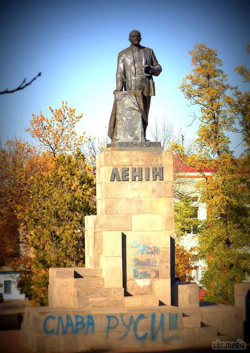 Луганськ сьогодні. Фото. 14 жовтня. За станом на ранок 13 жовтня в Луганську спокійно. В місті ще зберігаються проблеми з водою та електрикою.