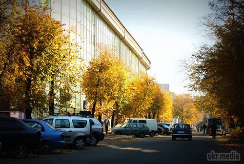 Луганськ сьогодні. Фото. 14 жовтня. За станом на ранок 13 жовтня в Луганську спокійно. В місті ще зберігаються проблеми з водою та електрикою.