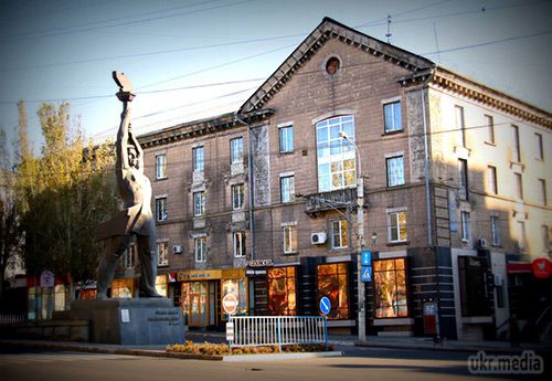 Луганськ сьогодні. Фото. 14 жовтня. За станом на ранок 13 жовтня в Луганську спокійно. В місті ще зберігаються проблеми з водою та електрикою.