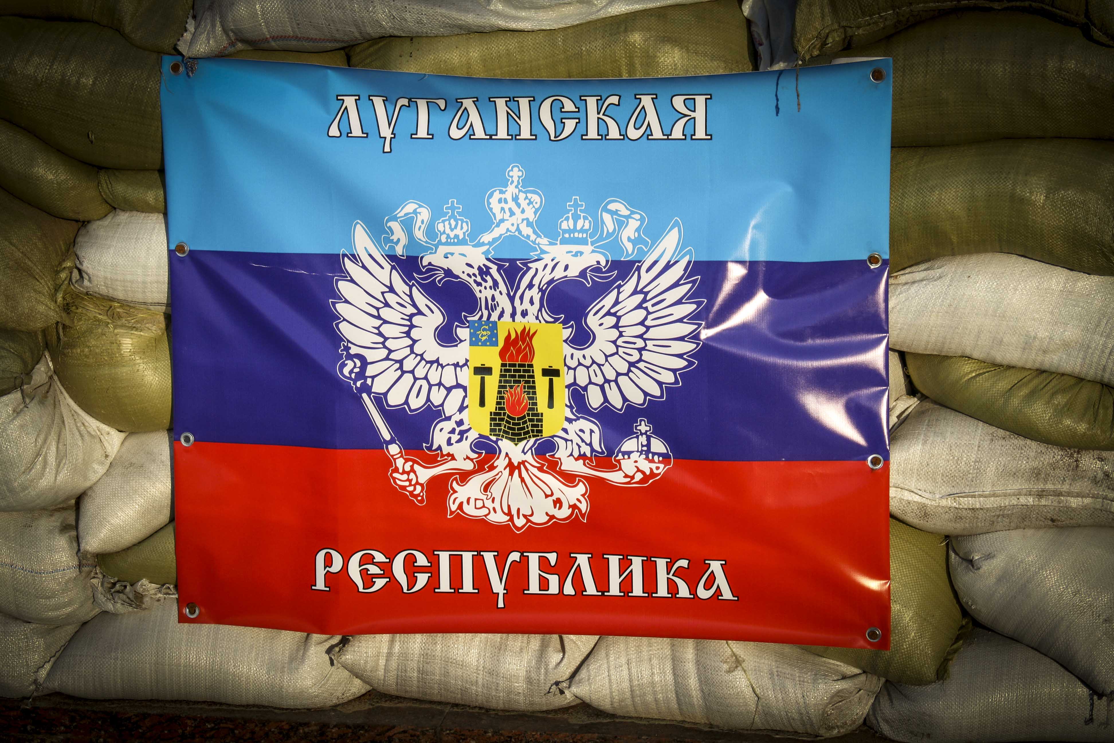Луганськ під «ЛНР»: місто поділили між собою кілька угруповань. «Монолітність ЛНР - міф. Луганськ розділений між шістьма угрупованнями», - про це розповів колишній луганський підприємець, який побажав залишитися невідомим. Зі зрозумілих причин йому довелося залишити свій бізнес і покинути місто.