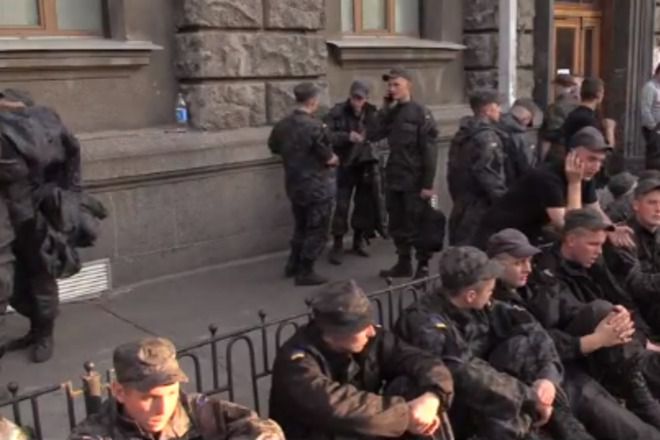 СБУ: військові Нацгвардії стали жертвами ляльководів з ФСБ. Військовослужбовці Національної гвардії України, що мітингували 13 жовтня перед Адміністрацією Президента, стали жертвами ляльководів з Федеральної служби безпеки Росії (ФСБ).
