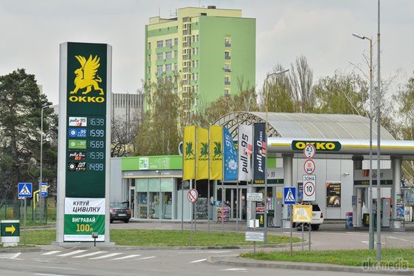 В Україні почав дешевшати бензин. За даними Консалтингової групи А-95 на більшості азс ціни за тиждень впали в середньому на 16 копійок - до 16,68 грн. за літр А-95. А вартість преміальних марок знизилася і зовсім на 30-40 коп.