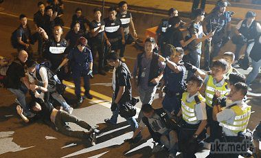 У Гонконзі поліція розігнала демонстрантів: затримано 45 осіб. Поліції вдалося витіснити демонстрантів з однієї з центральних вулиць, але близько тисячі протестуючих студентів залишаються в урядовому кварталі