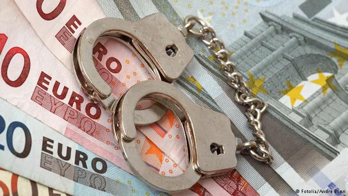 Антикорупційне бюро в Україні запрацює на початку 2015 року. Розслідуванням корупційних злочинів можновладців відтепер займатиметься не прокуратура, а новостворене Антикорупційне бюро. Головне питання щодо його ефективності: чи буде воно незалежним від влади?