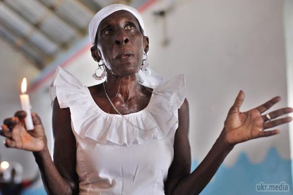 Народна цілителька з Гвінеї заразила Еболою 365 осіб. Як відомо, перший випадок зараження Эболой в 2014 році був зафіксований в Гвінеї. Лихоманка досить швидко поширювалася всередині країни, охоплюючи все більшу кількість місцевих сіл. 
