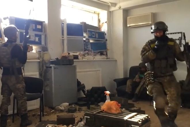 Донецький аеропорт: правосеки жартують, коли лупить "Град". Комбат 5-го окремого батальйону Українського Добровольчого Корпусу "Правий сектор" Чорний запевнив , що його бійці тримають оборону Донецького аеропорту на вищому рівні.